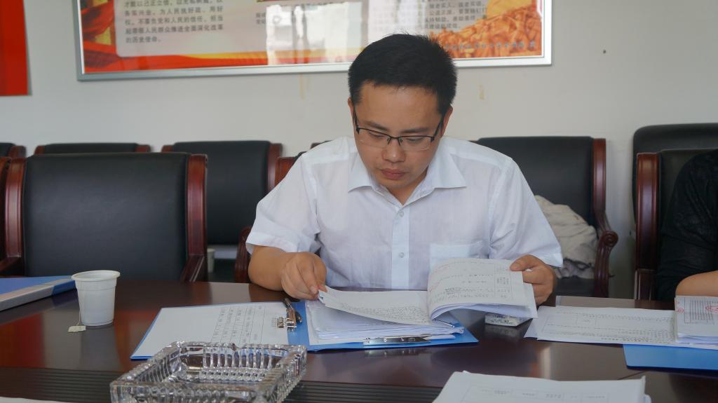 全國道德模范劉培審閱申請人資料。