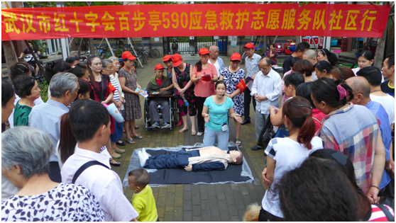590應急救護志愿服務隊隊員張明娟為居民講解”心肺復蘇術(shù)”