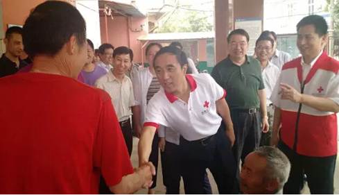 王海京副會長在江夏慰問受災(zāi)群眾