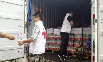 武漢市紅十字會(huì)工作人員正在配送救災(zāi)物資