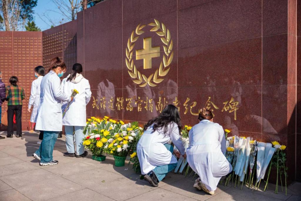 醫(yī)學(xué)生為遺體器官捐獻(xiàn)者獻(xiàn)花