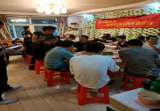 說明:E:\7.志愿服務材料\7.志愿服務材料\2018\端午節(jié)\端午節(jié)活動策劃\端午節(jié)照片\6月18日,武漢市紅十字快樂鳥服務隊開展端午節(jié)活動.jpg
