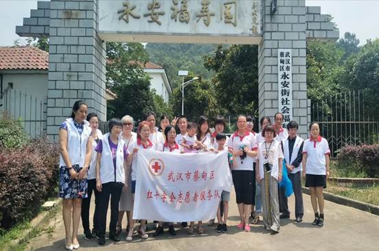 說明:E:\7.志愿服務材料\7.志愿服務材料\2018\端午節(jié)\端午節(jié)活動策劃\端午節(jié)照片\6月17日蔡甸區(qū)紅會志愿者在永安街福利院開展活動.jpg
