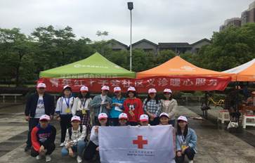 說明:C:\Users\16679\Desktop\4月21日武漢市紅十字會防艾宣傳湖北經(jīng)濟(jì)學(xué)院分隊梁山頭社區(qū)合影留戀.jpg